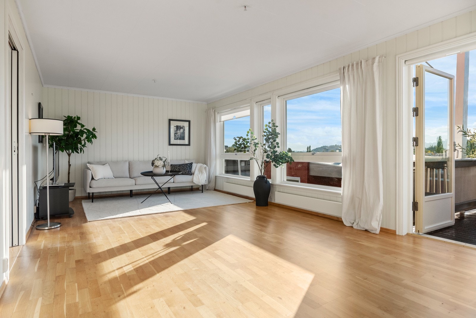 Fra stua er det utgang til en herlig takoverbygd balkong på 14 kvm! Galleribilde