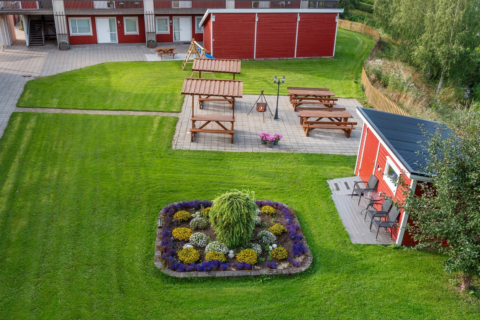 Pent og velholdt grøntområde foran leiligheten. Galleribilde