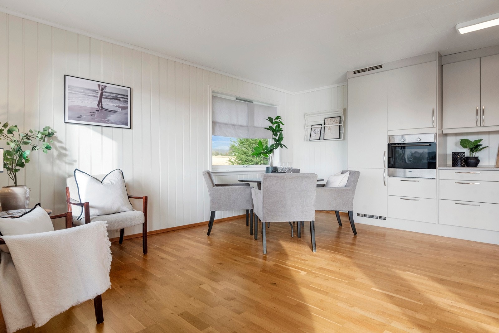 Vindu på 2 vegger gjør kjøkkenet lyst og fint. Galleribilde