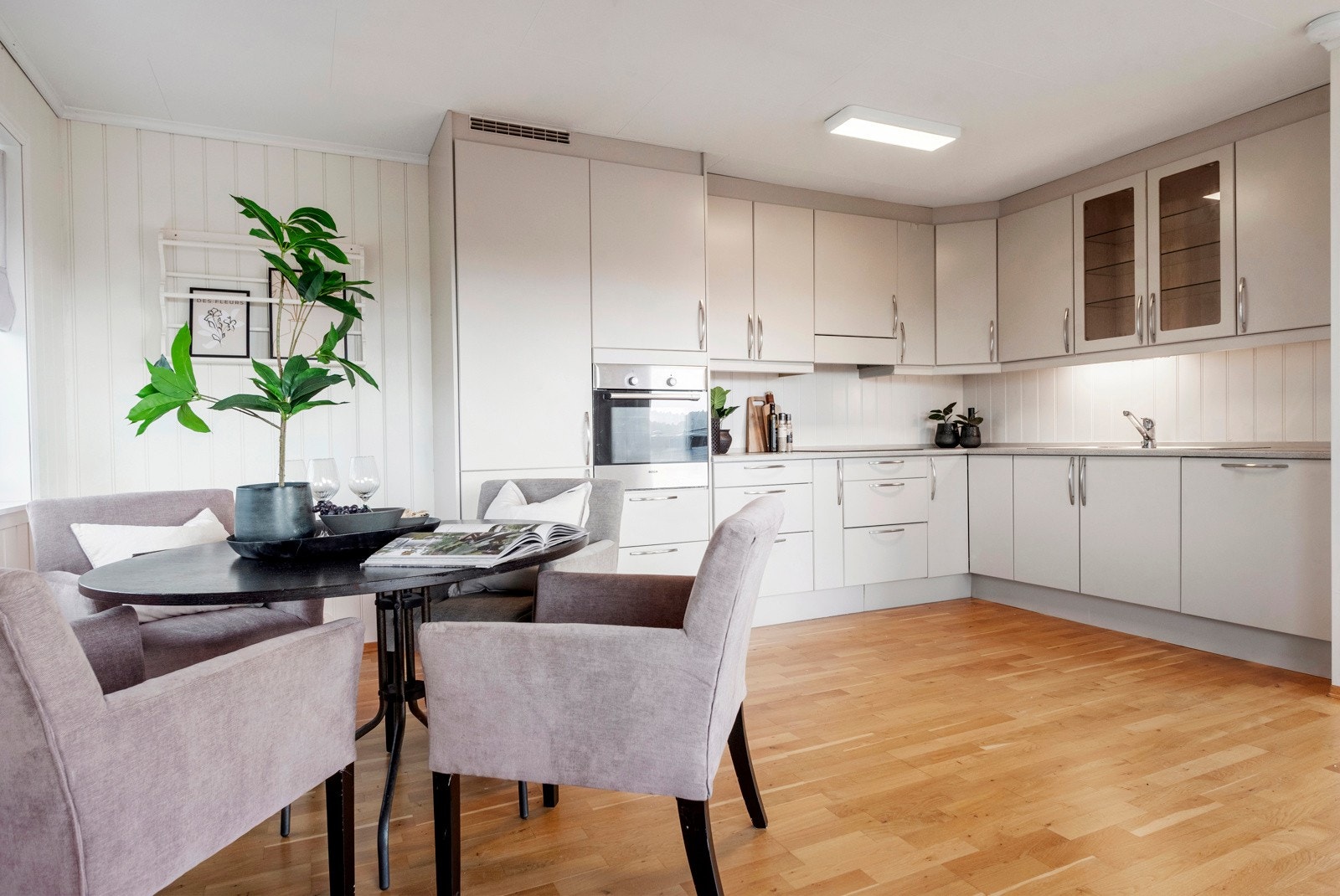 Kjøkkenet har integrerte hvitevarer - platetopp, stekovn, oppvaskmaskin og kjøl/fryseskap. Galleribilde