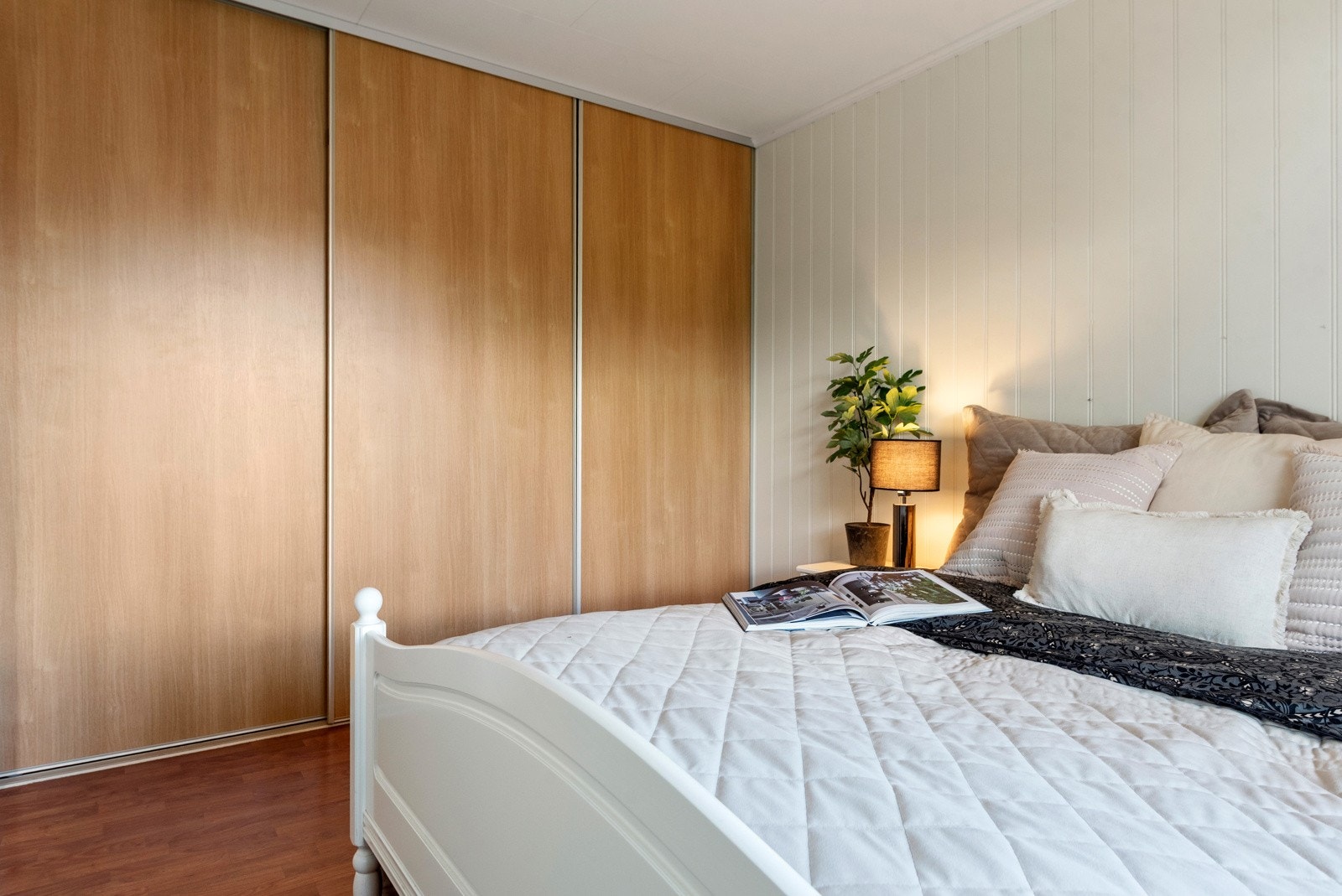 Stor skyvedørsgarderobe på hovedsoverommet. Galleribilde