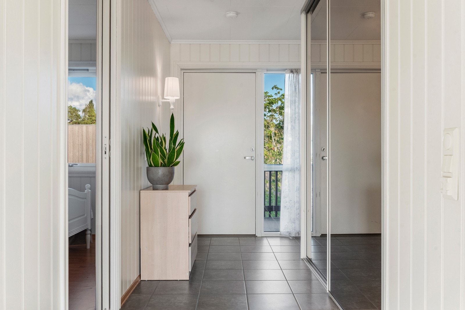 Flislagt gang med varmekabler. Romslig skyvedørsgarderobe. Galleribilde