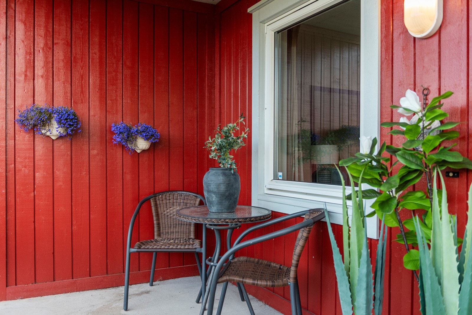 På svalgangen er det et skjermet hjørne, perfekt for en kaffekopp i morgensola! Galleribilde