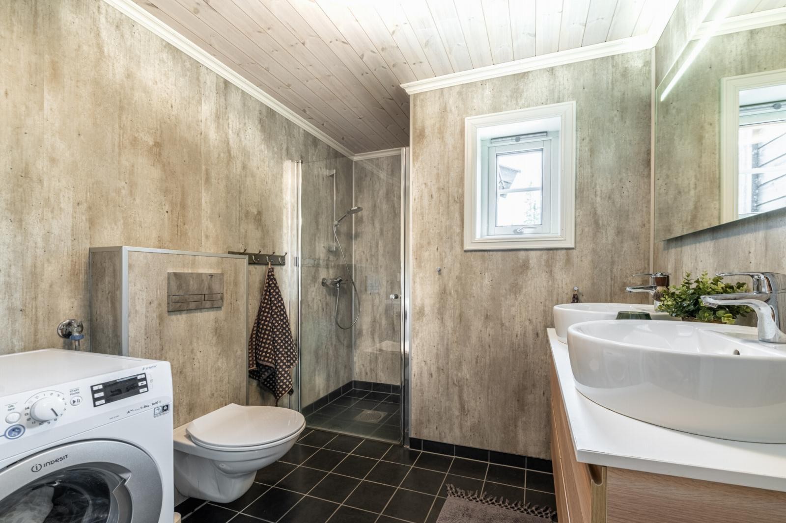 Praktisk bad med god plass til vaskemaskin. Galleribilde