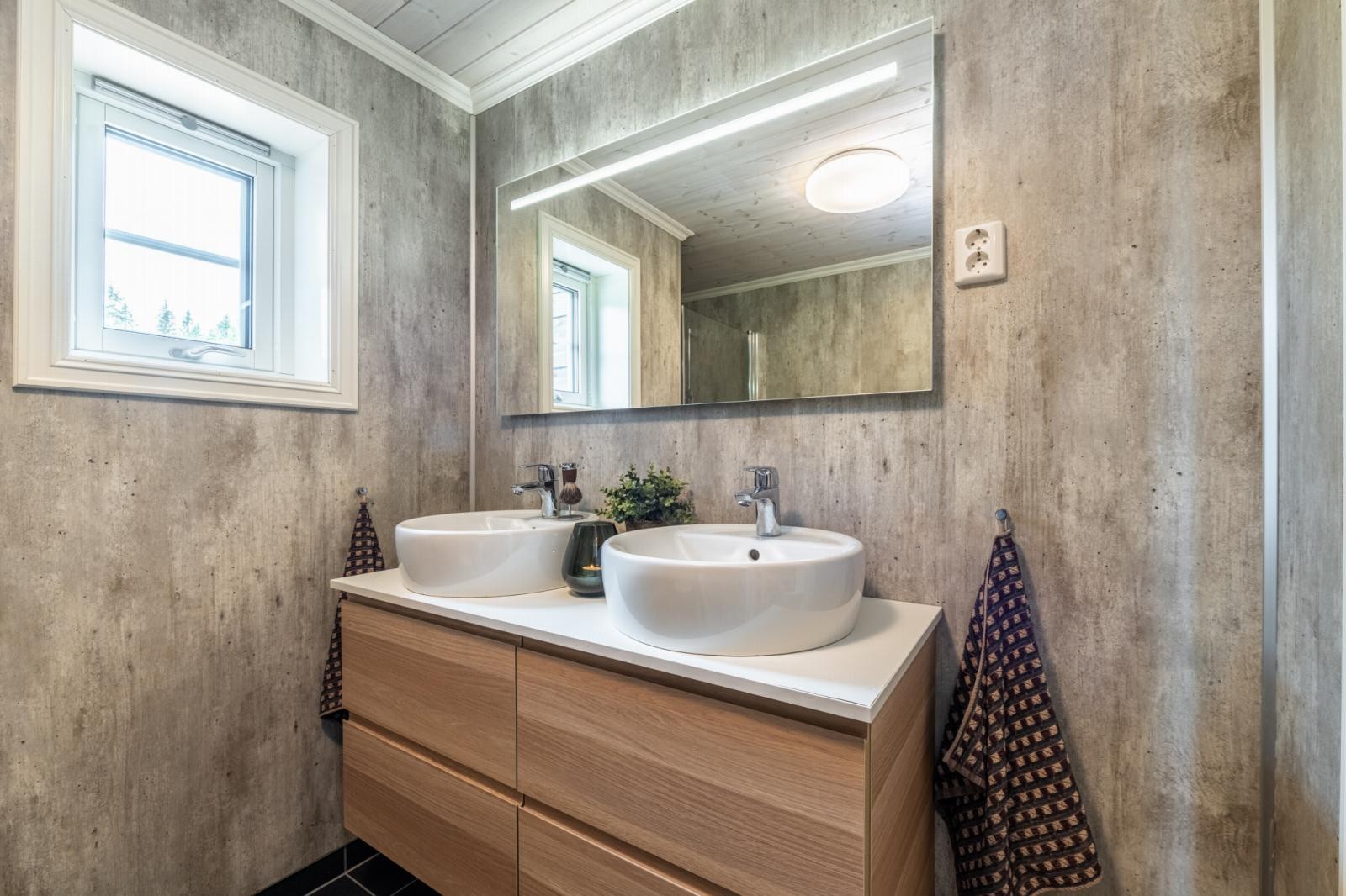 Elegant servantløsning med speilskap og god oppbevaring. Galleribilde