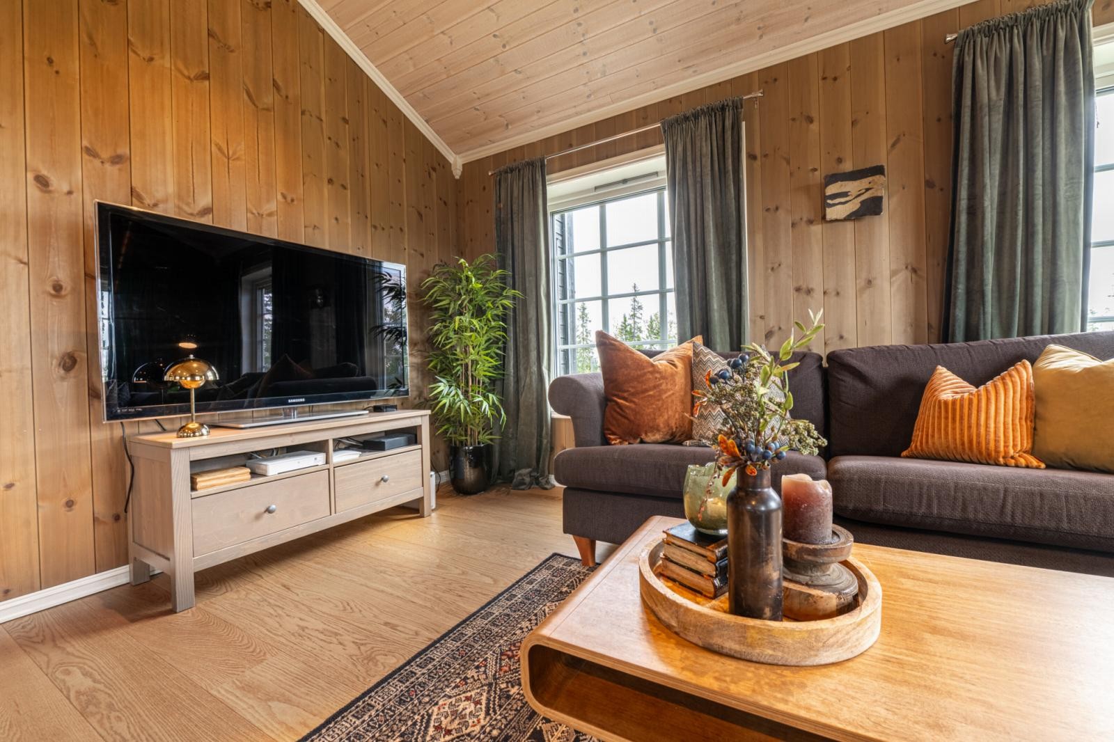 Praktisk TV-krok som innbyr til avslapping og hyggelige kvelder. Galleribilde