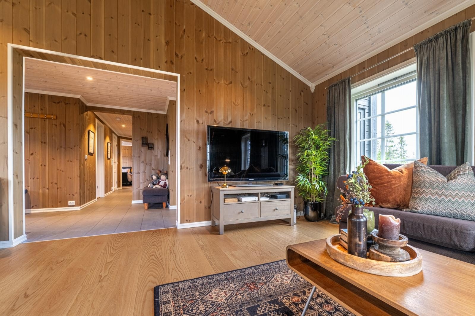 Koselig stue med TV-krok ? perfekt for avslapning etter en aktiv dag. Galleribilde