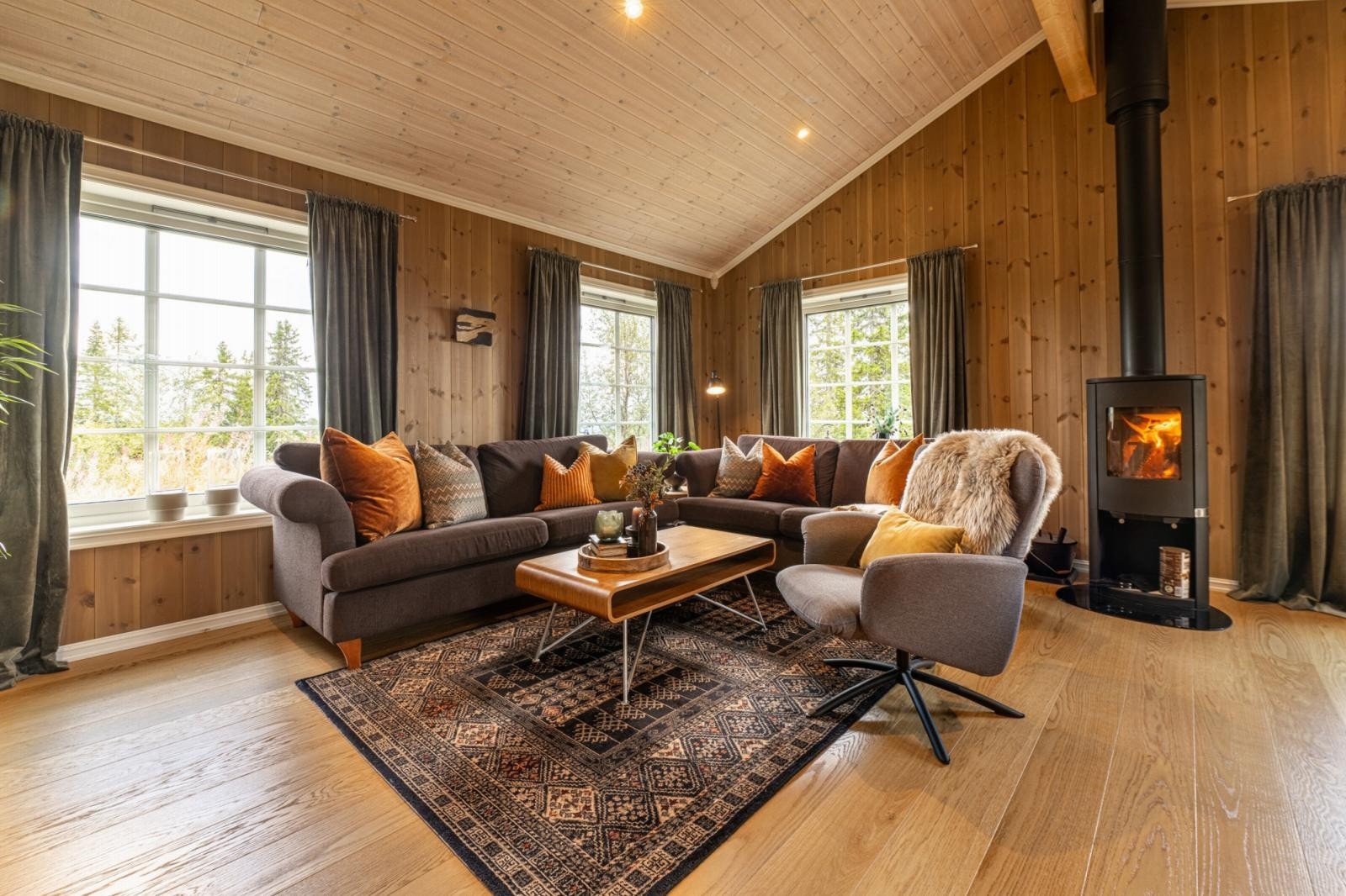 Innbydende stue med store vindusflater som slipper inn rikelig med naturlig lys. Galleribilde