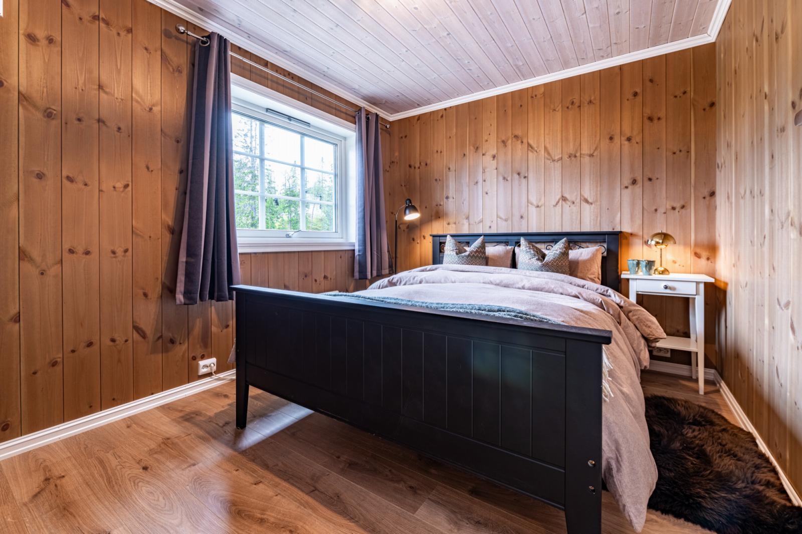 Lyst soverom med vindu og plass til dobbeltseng. Galleribilde