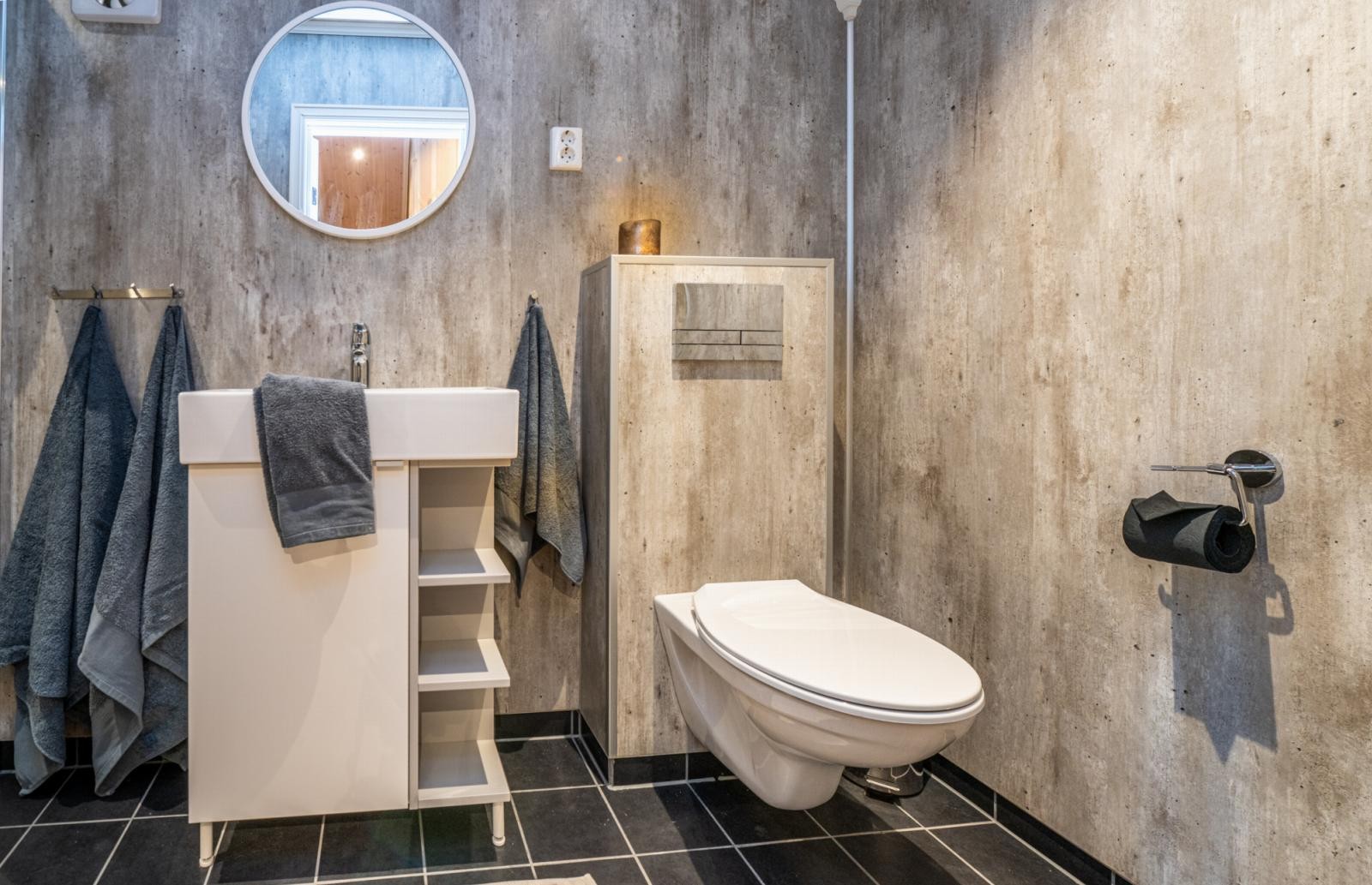 Delikat bad med vegghengt toalett og god oppbevaringsplass. Galleribilde