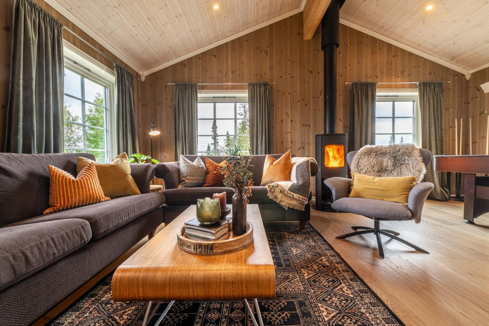 Elegant stue med smakfull innredning og store vindusflater. Galleribilde