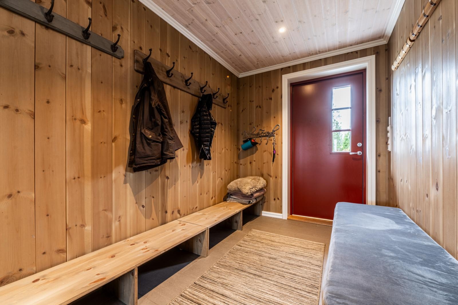 Praktisk entré med gode garderobeløsninger og plass til yttertøy. Galleribilde