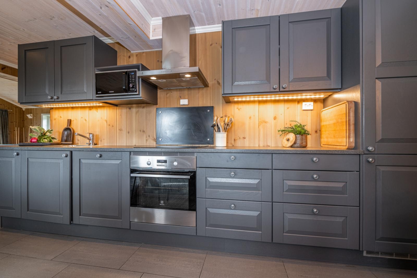 Elegant innredning med integrerte hvitevarer og rikelig skapplass. Galleribilde