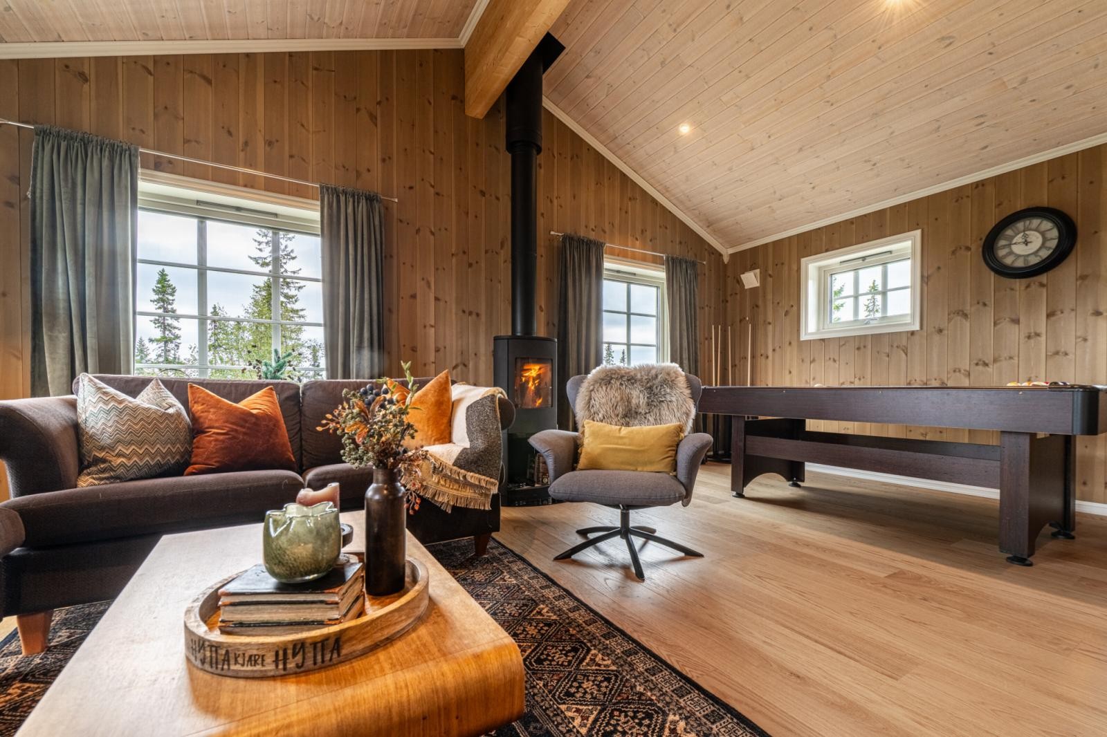 Stua er et romslig oppholdsrom med god plass til både sofagruppe og ekstra sitteplasser. Galleribilde