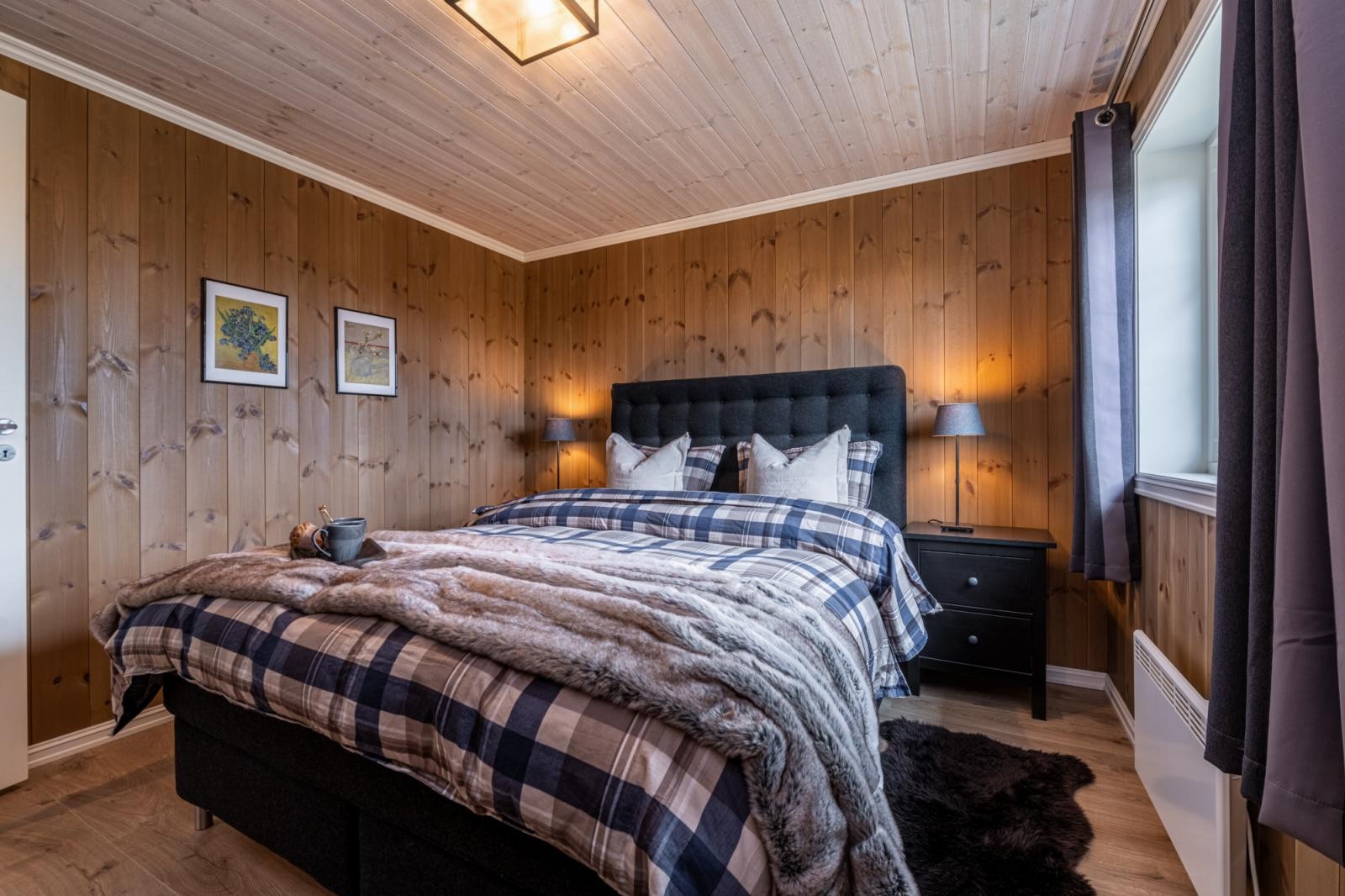 Romslig soverom med vindu og hyggelig atmosfære. Galleribilde