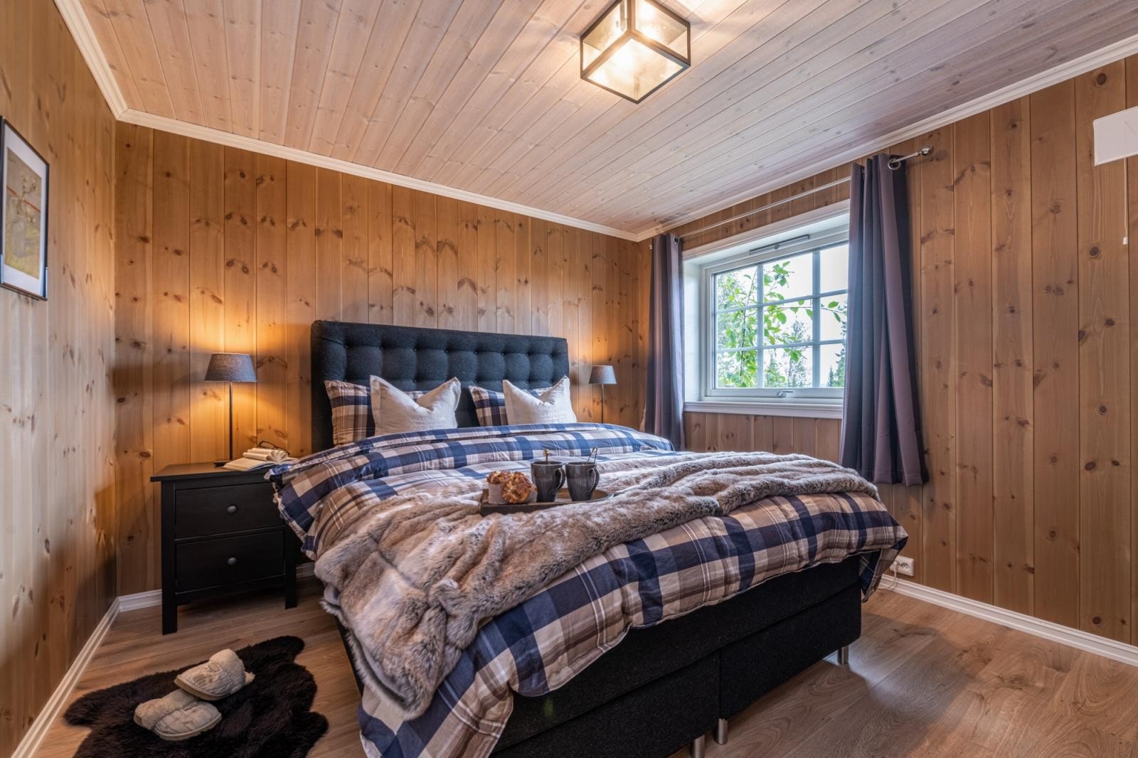 Koselig soverom med plass dobbeltseng og garderobe. Galleribilde