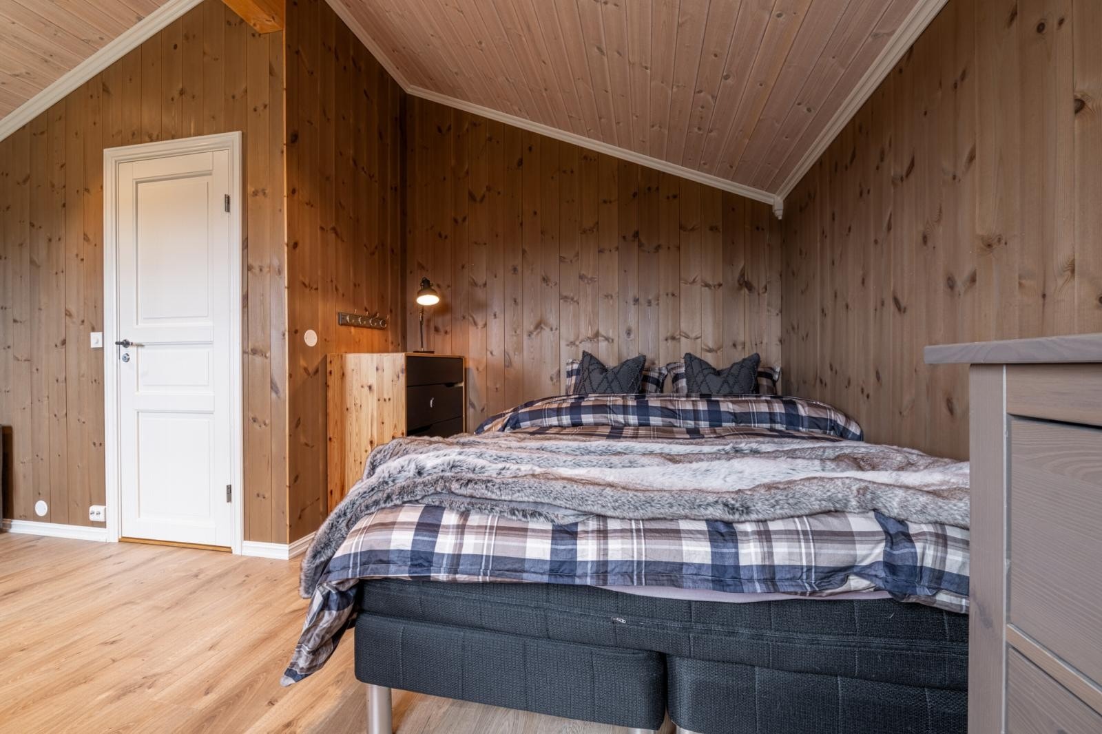 Romslig soverom med plass til dobbeltseng og garderobeplass. Galleribilde