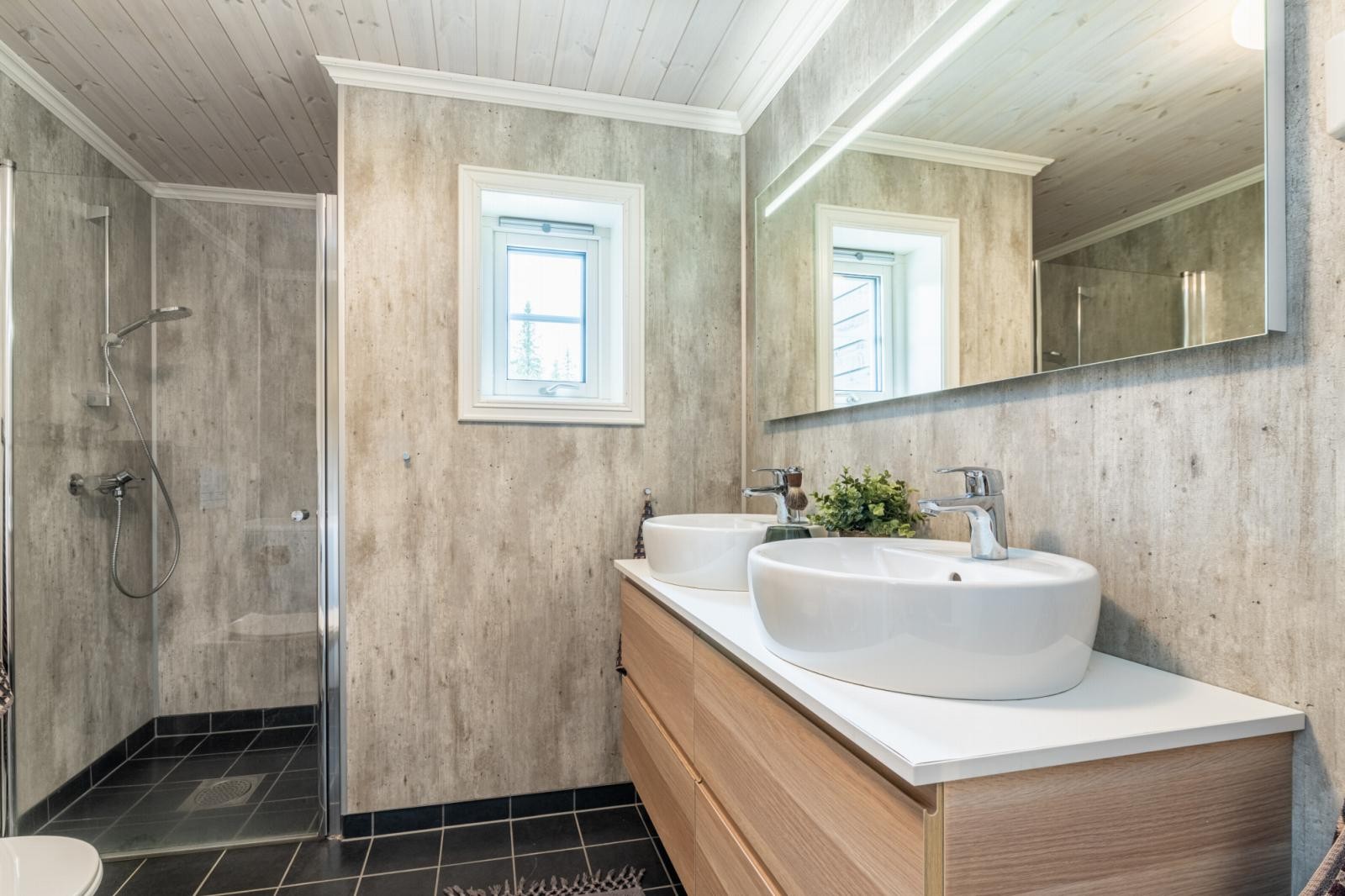 Innbydende bad med moderne innredning og flotte materialvalg. Galleribilde