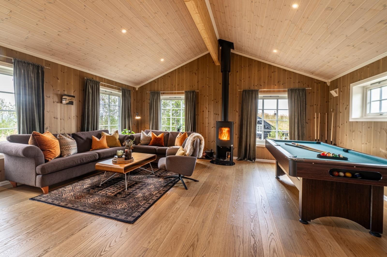 Lys og luftig stue med store vinduer, ildsted og god plass til hygge. Galleribilde