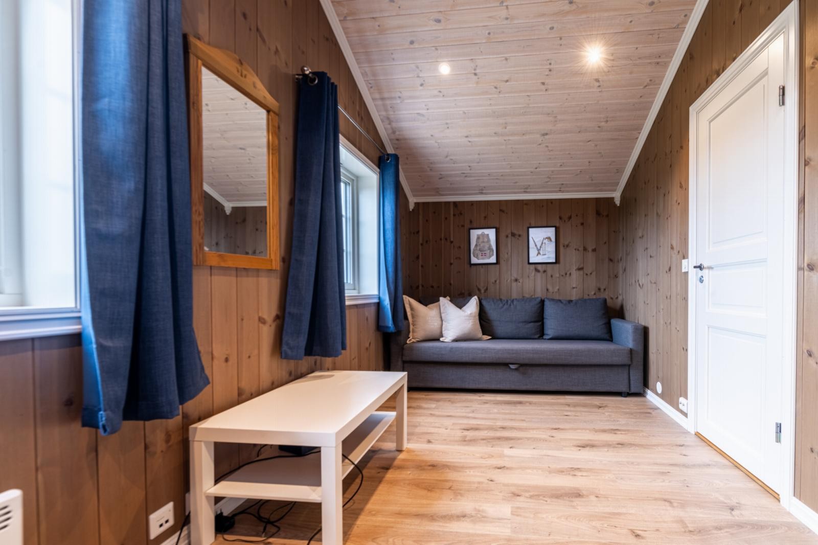 Rommet har dessuten plass innover rommet, med feks eget sted til sofa ? kan benyttes som gjesterom eller ekstra stue. Galleribilde