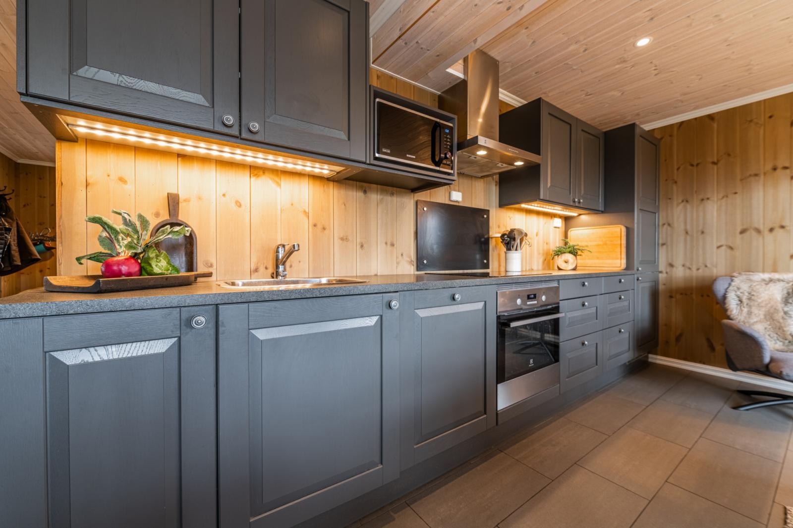 Stilfullt kjøkken med god benkeplass og moderne løsninger. Galleribilde