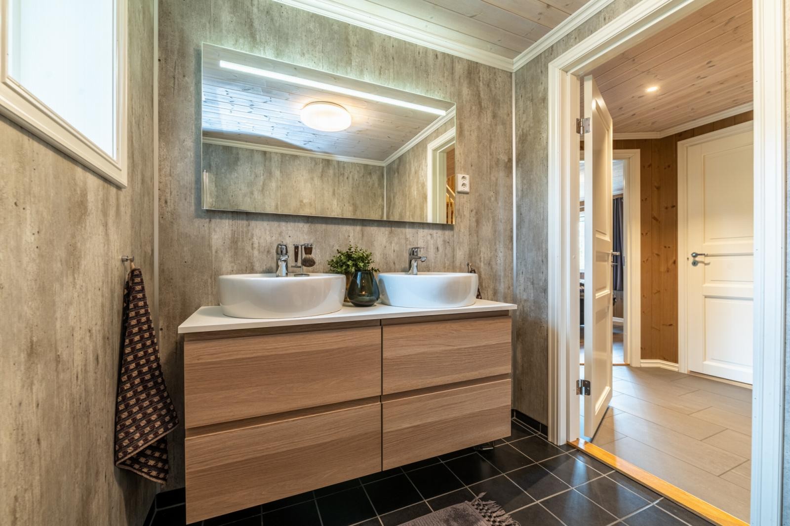 Stilrent bad med moderne servantinnredning og flotte detaljer. Galleribilde