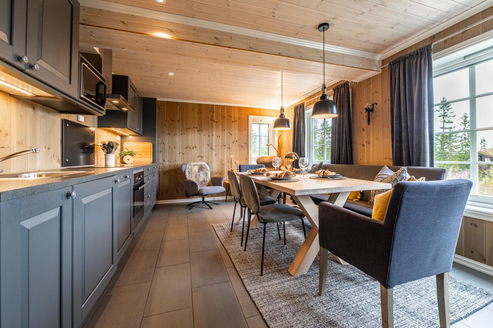 Åpen kjøkken- og spisestueløsning som skaper en sosial atmosfære. Galleribilde