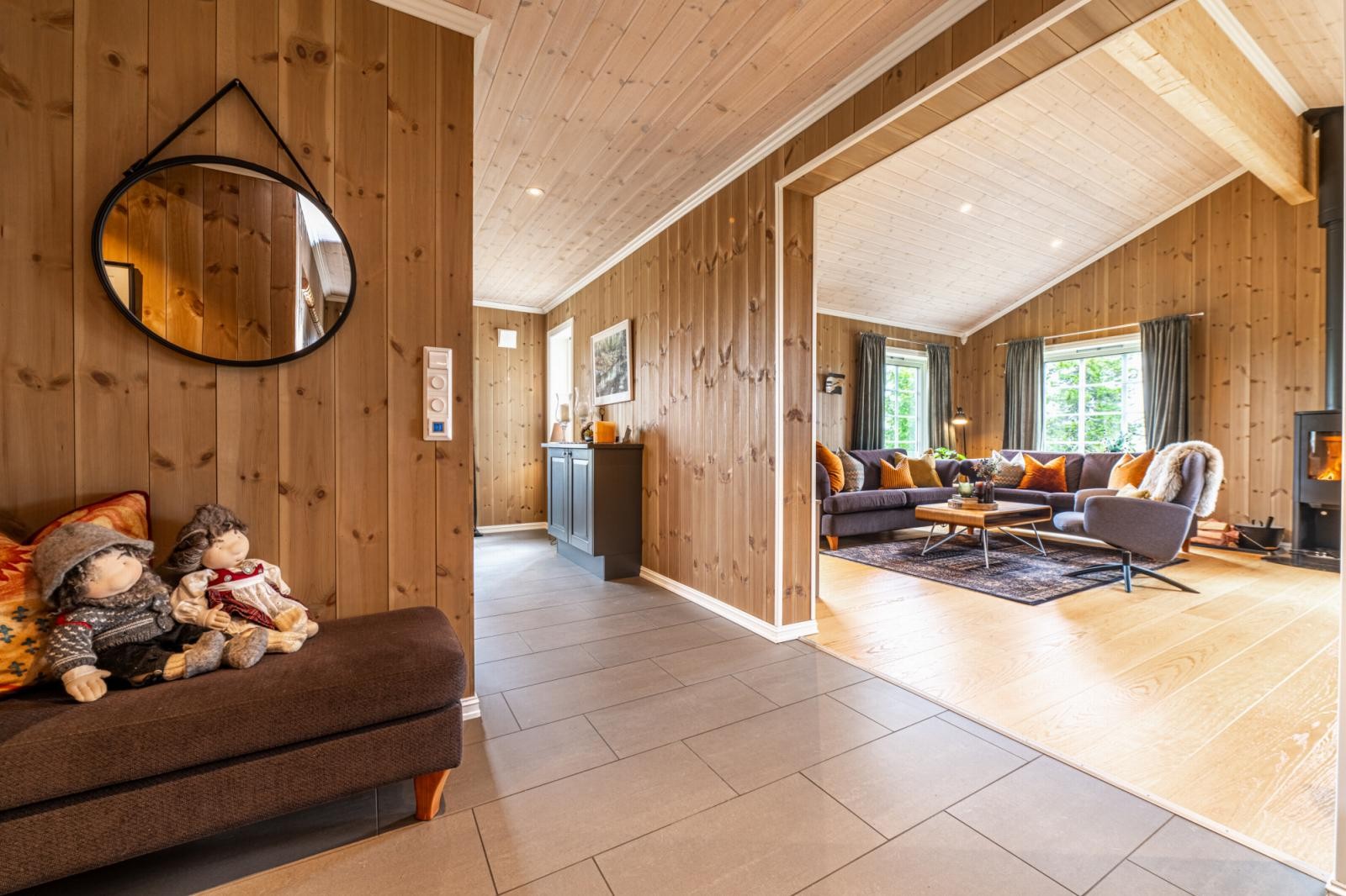 Lys hall som binder sammen inngangspartiet og oppholdsrommene. Galleribilde