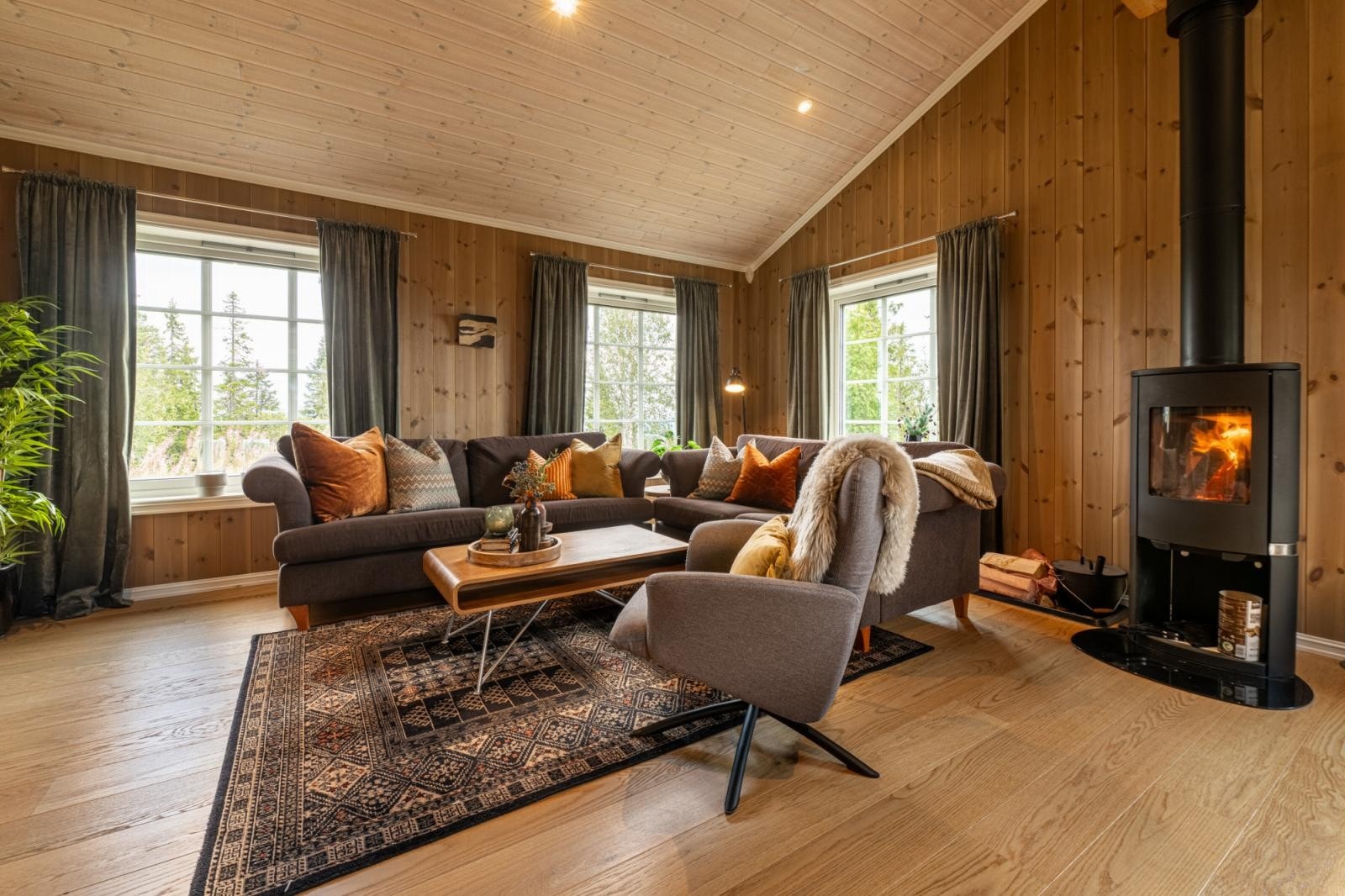 Lun og koselig atmosfære foran ildsted ? perfekt på kalde kvelder. Galleribilde