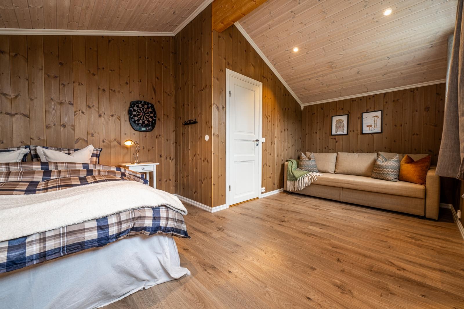 Romslig løsning til for eksempel dobbeltseng og tilknyttet sitteplass. Galleribilde