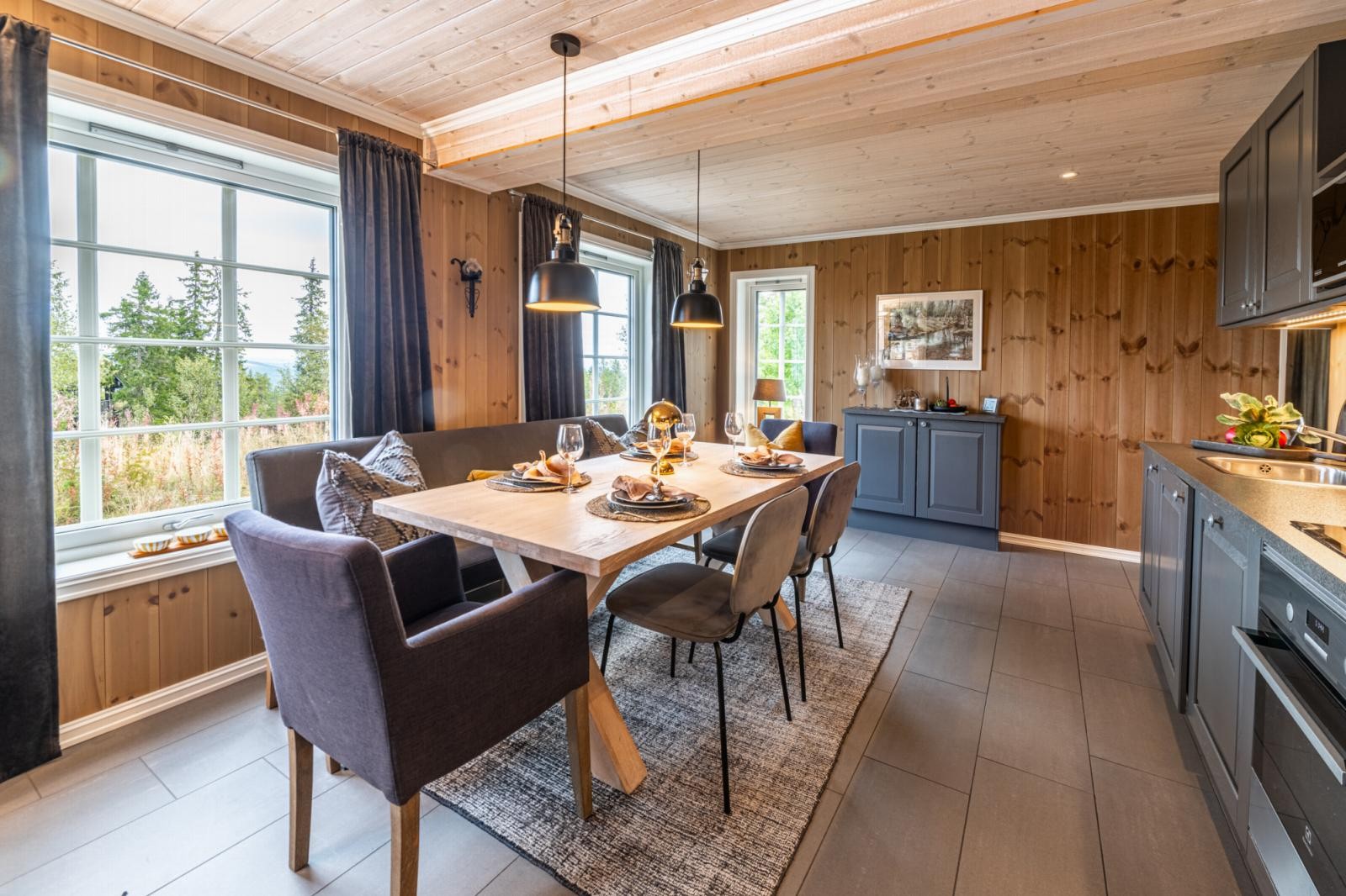 Moderne kjøkken med åpen løsning mot spiseplass. Galleribilde