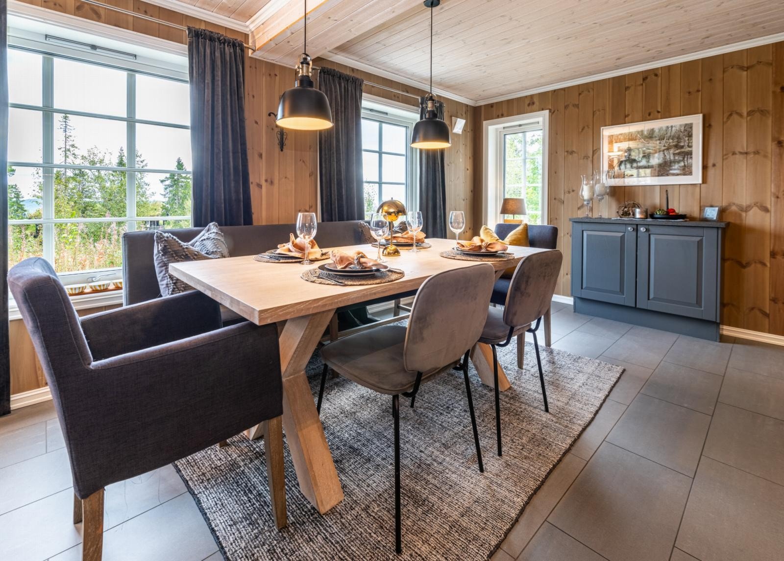 Stilfull spisestue med god plass til familie og venner. Galleribilde