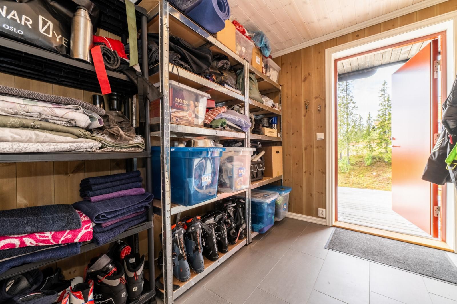 Praktisk bod med rikelig oppbevaringsplass. Galleribilde