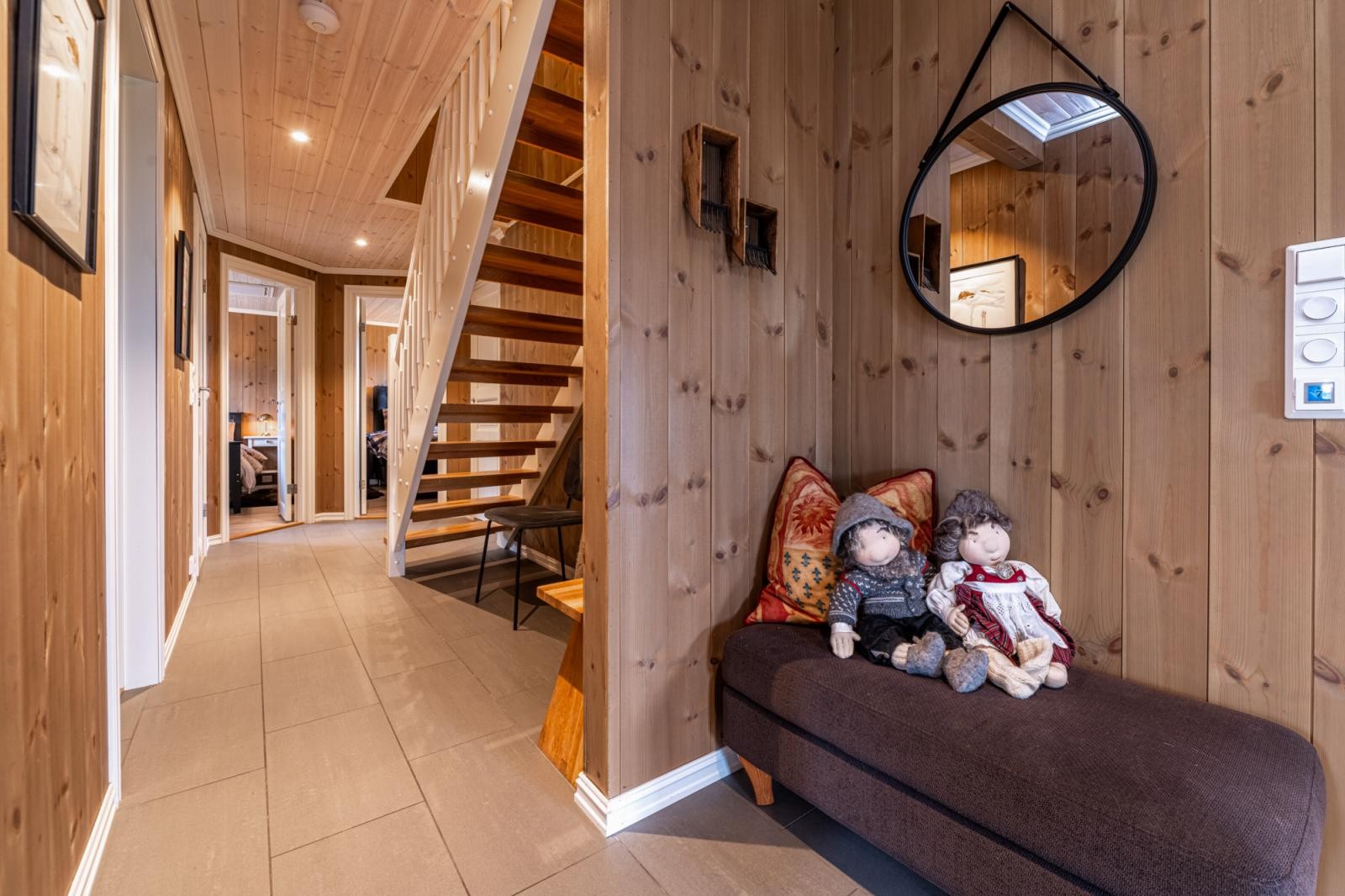 Romslig hall med plass til for eksempel sittebenk. Trapp opp til andre etasje. Galleribilde