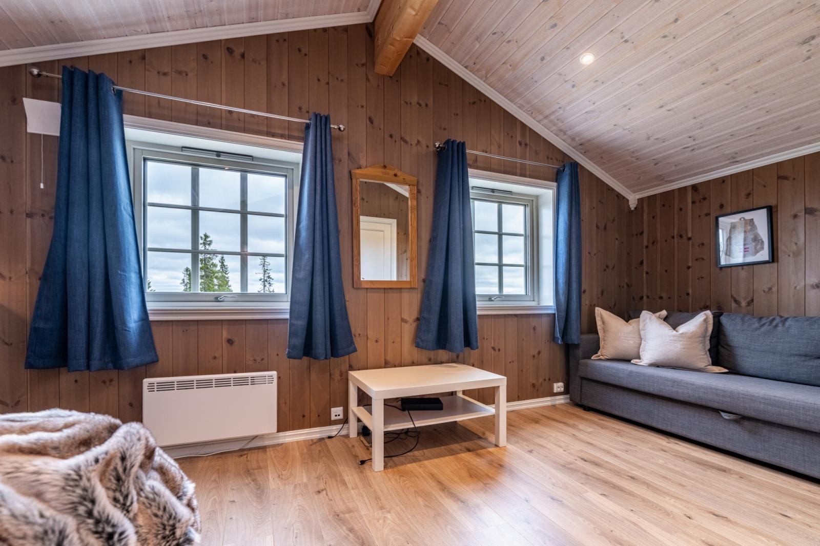 Lyst rom med store vinduer og fleksibel bruk som ekstra stue eller soverom. Galleribilde