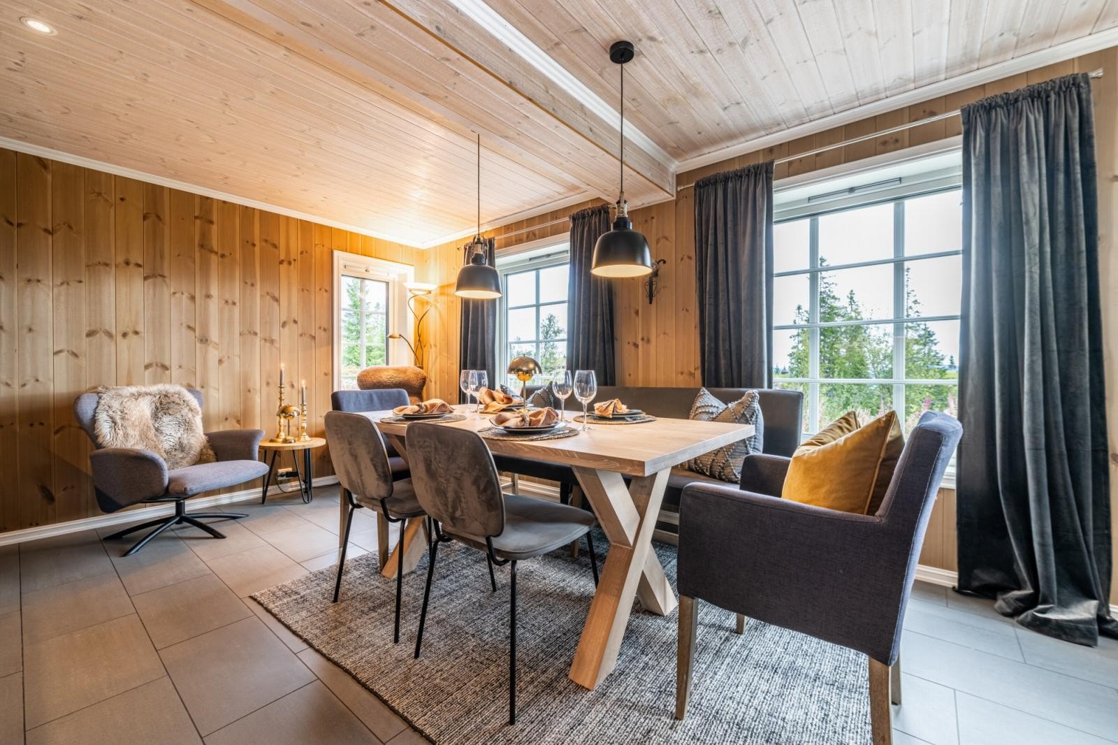 Trivelig spiseplass med store vinduer og utgang til terrasse. Galleribilde