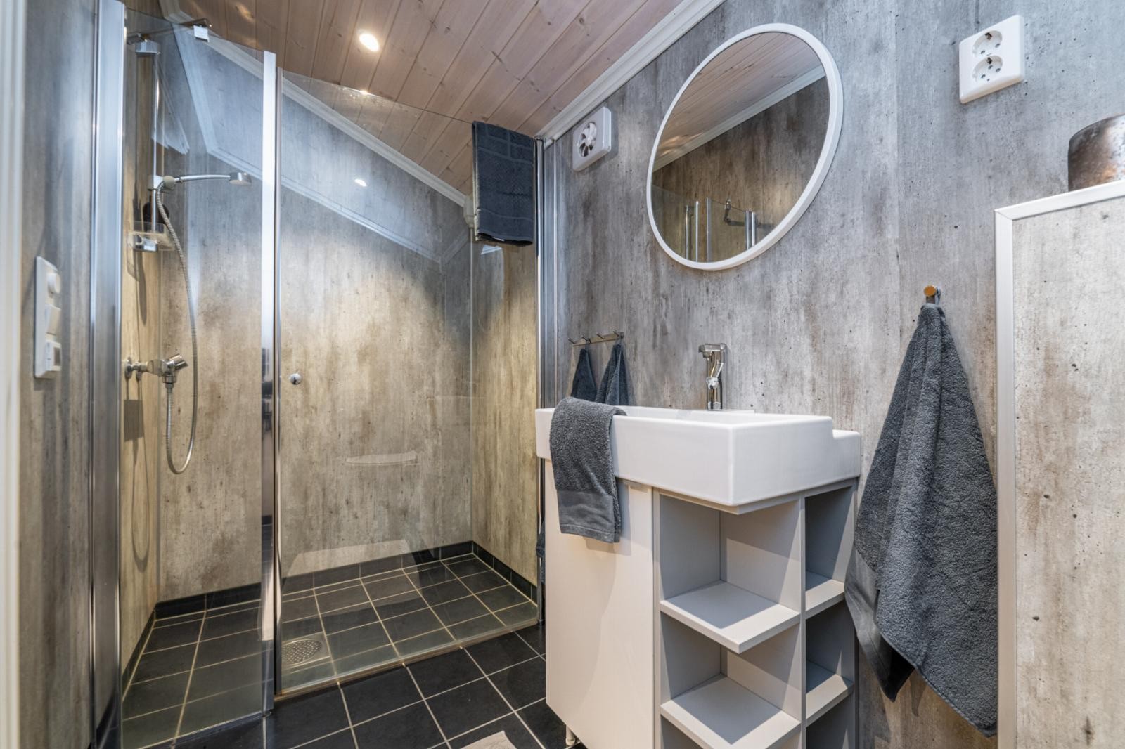 Lekkert baderom med dusjhjørne og funksjonell servantløsning. Galleribilde