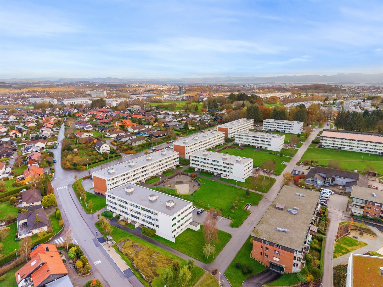 Leiligheten ligger i et attraktivt og sentralt område på Madlamark. Fra leiligheten er det kort avstand til Universitetet, SIS sportssenter og det nye sykehuset. Dagligvarebutikk like ved og kort avstand til kjøpesenteret Amfi Madla. Galleribilde