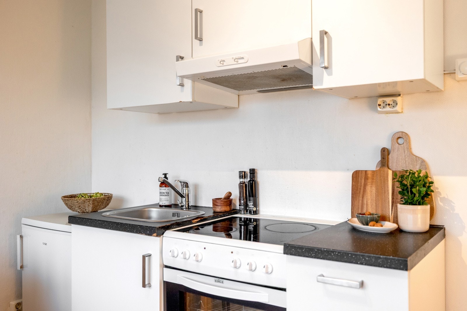 Det er plass til frittstående komfyr og kjøleskap, begge medfølger i handelen Galleribilde