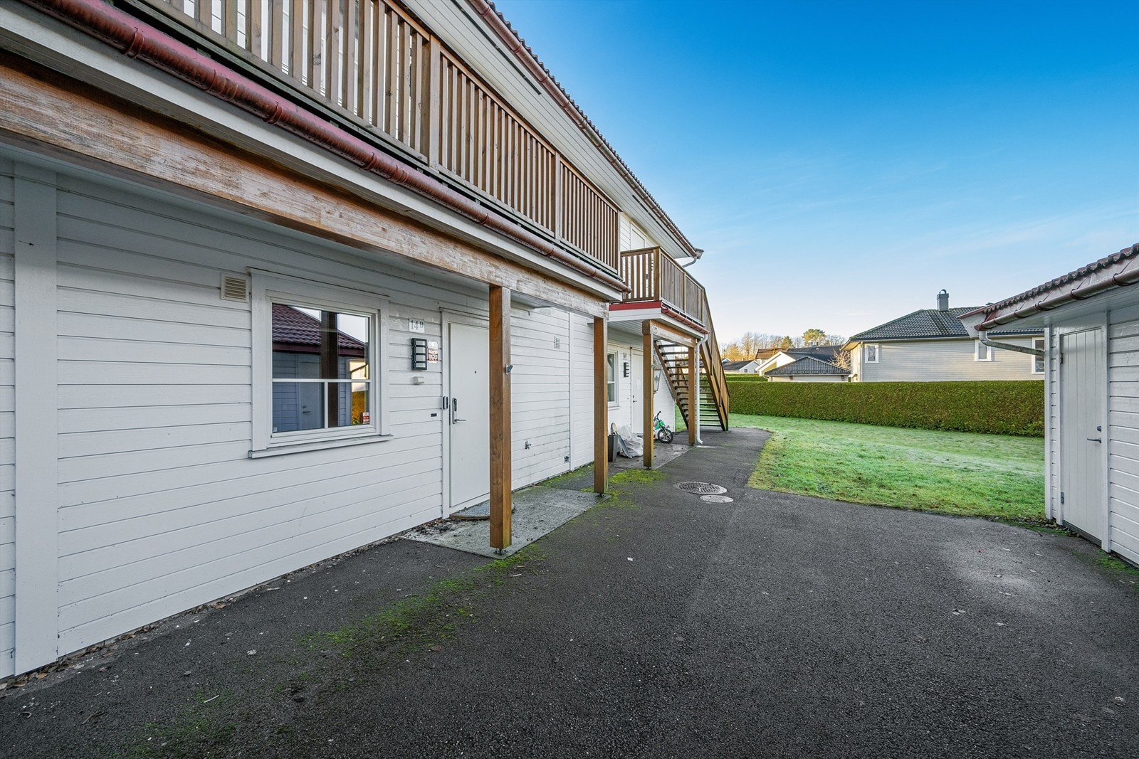 Fra leiligheten er det kort vei til sjøen med bademuligheter og småbåthavn i Rakkevik. Det er også kort vei til lysløype med turstier og skiløype på vinterhalvåret. Galleribilde