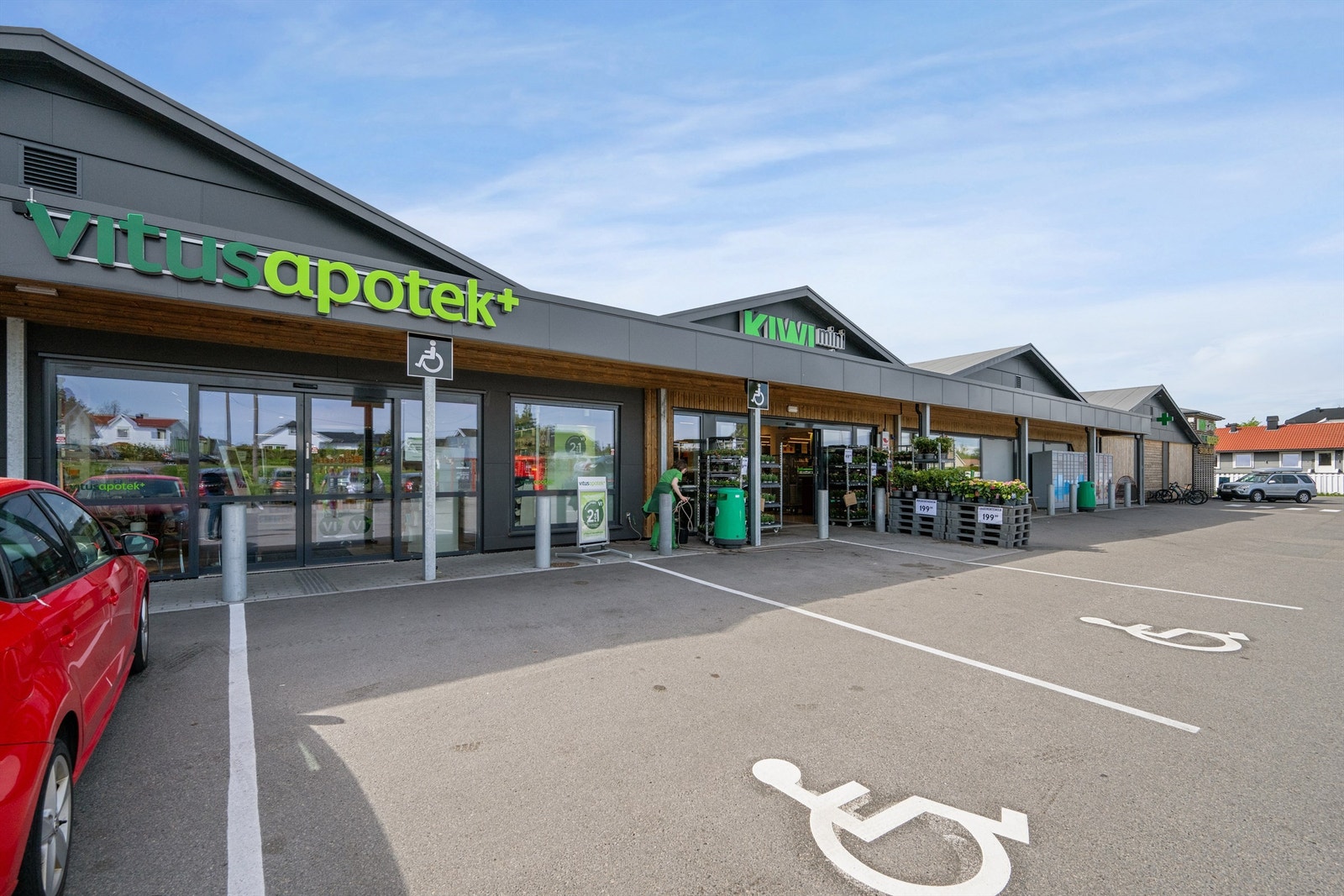 Skole, barnehage og matvarebutikk ligger i gangavstand via etablerte sykkel- og gangveier. Galleribilde