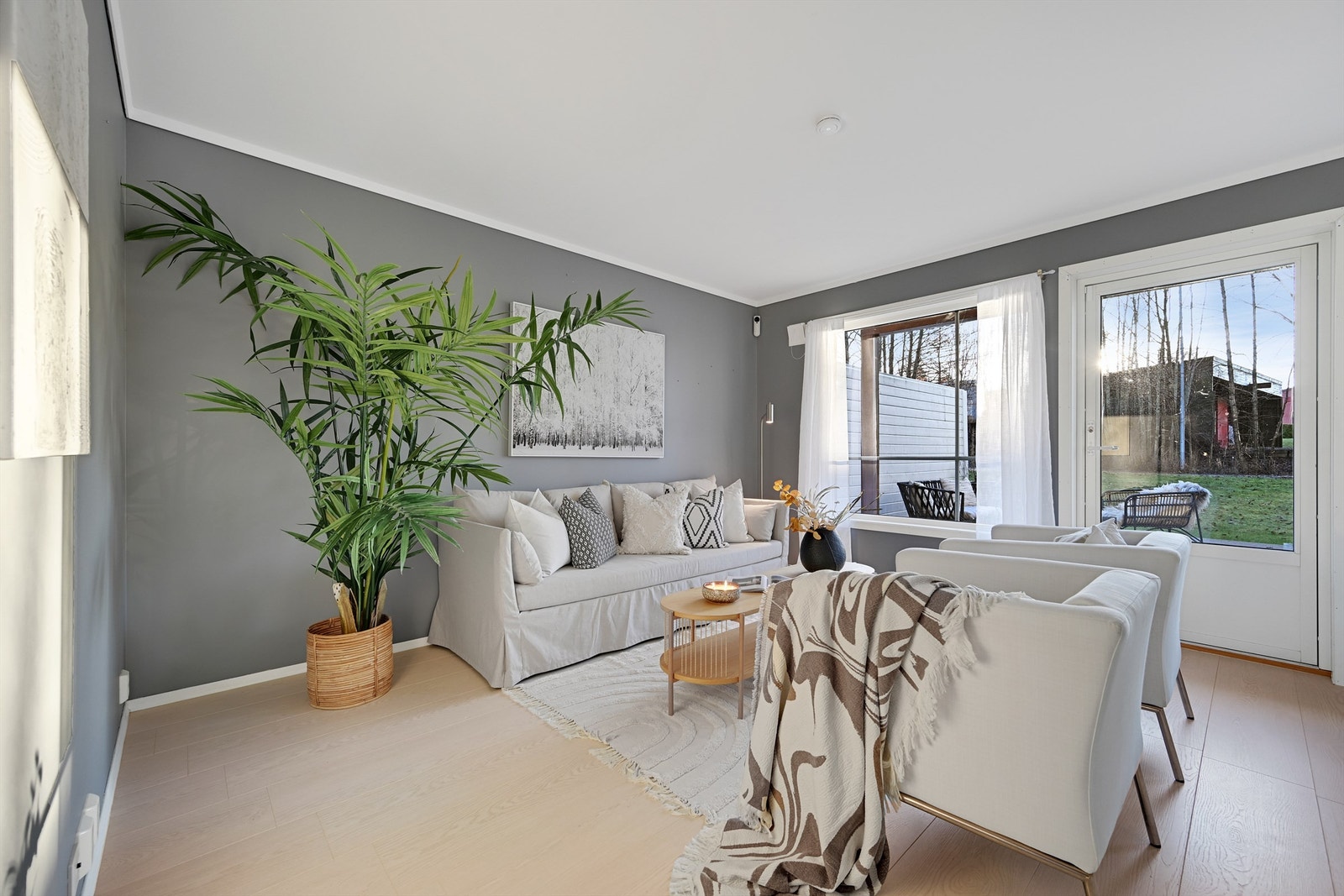 Hyggelig stue i åpen løsning til kjøkkenet. Galleribilde