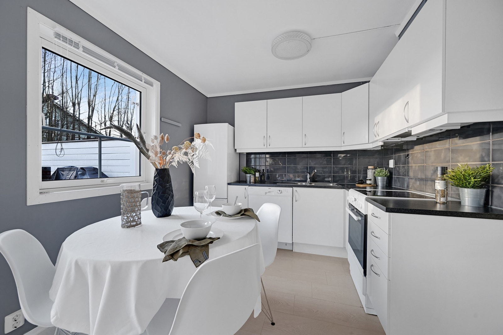 Kjøkkenet har innredning med glatte fronter, benkeplate av laminat, stekeovn med platetopp og vifte, samt god skapplass. Galleribilde