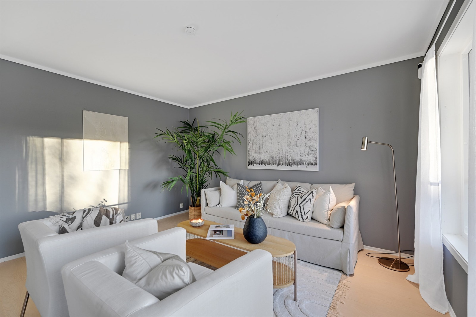 Her er det god plass til sofa med tilhørende møblement og spisemøblement, utgang til delvis takoverbygget markterrasse og store vindusflater som slipper inn rikelig med lys. Galleribilde