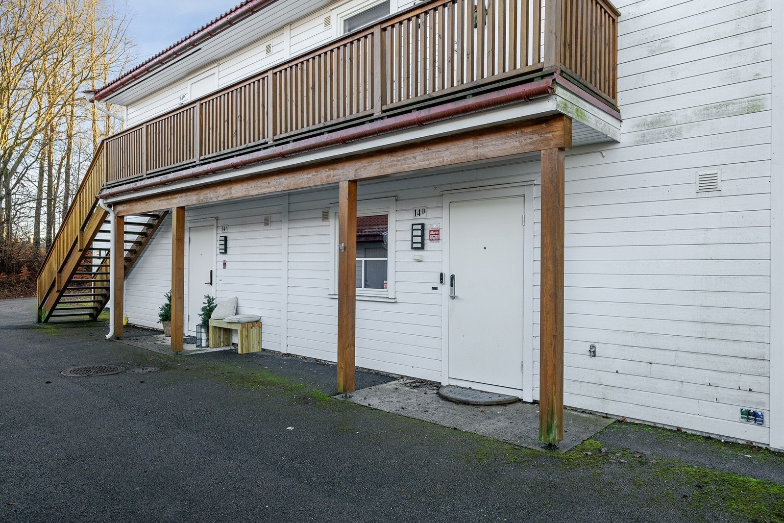 Leiligheten er gjennomgående i bygget og har alt på en flate. Her har du lett tilgjengelig beliggenhet på bakkeplan og gode lagringsmuligheter. Galleribilde