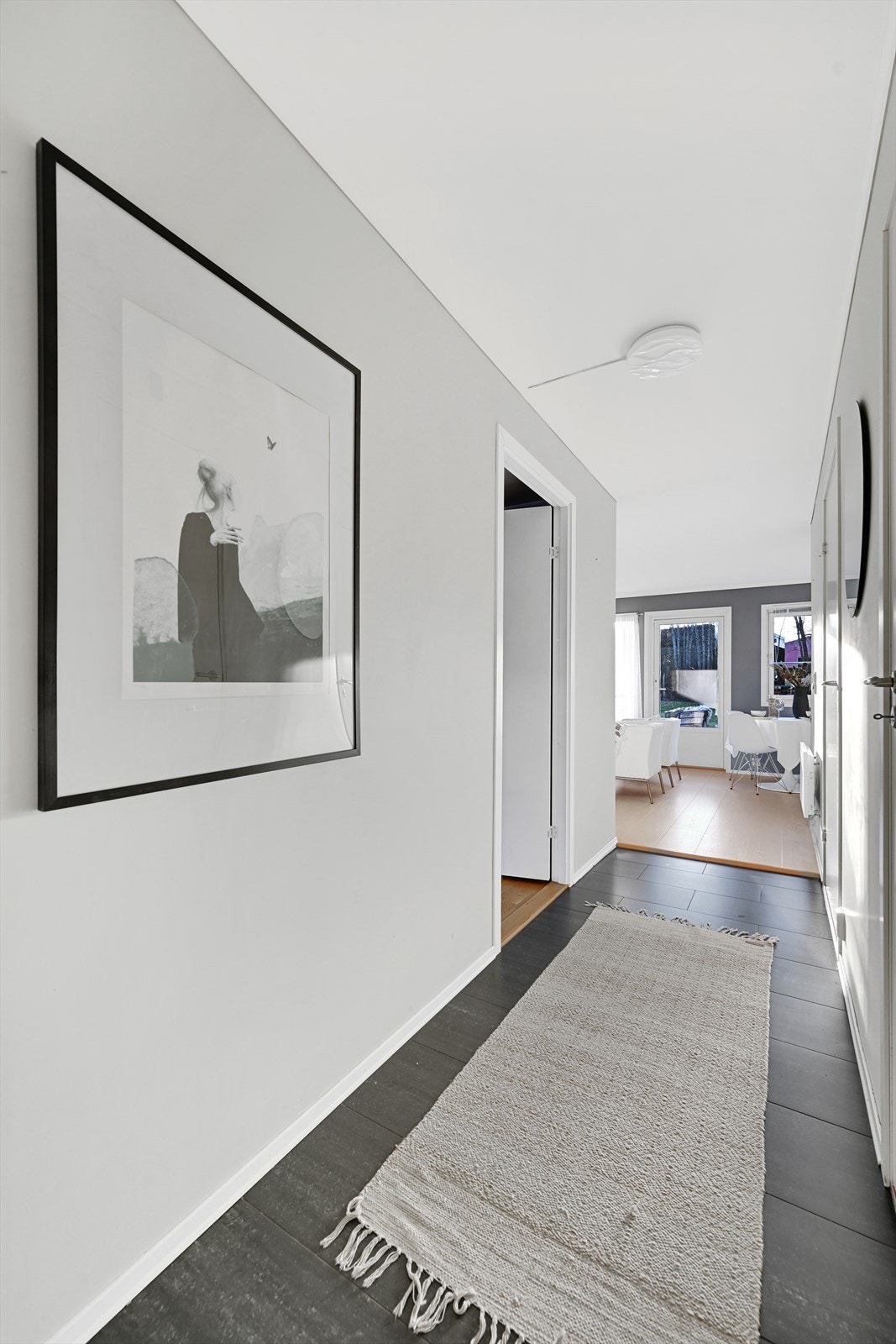 Fra entrén er det inngang til soverom, bad og bod. Galleribilde