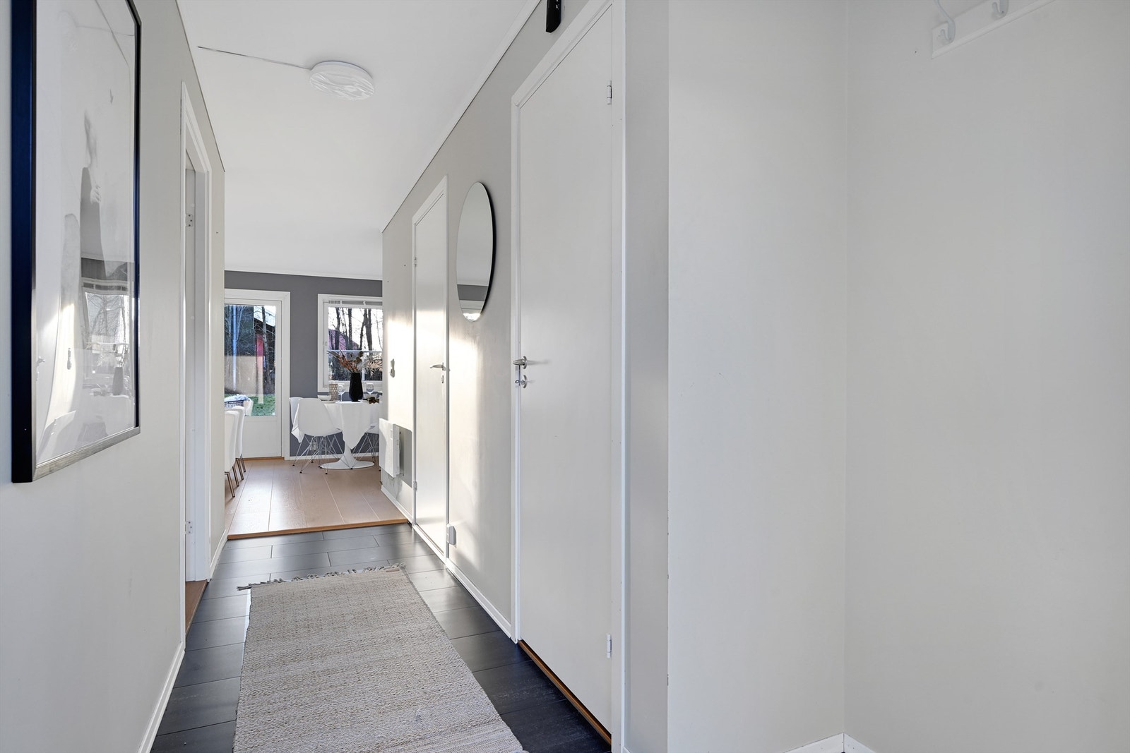 Praktisk entré med garderobenisje og varme i gulv. Galleribilde