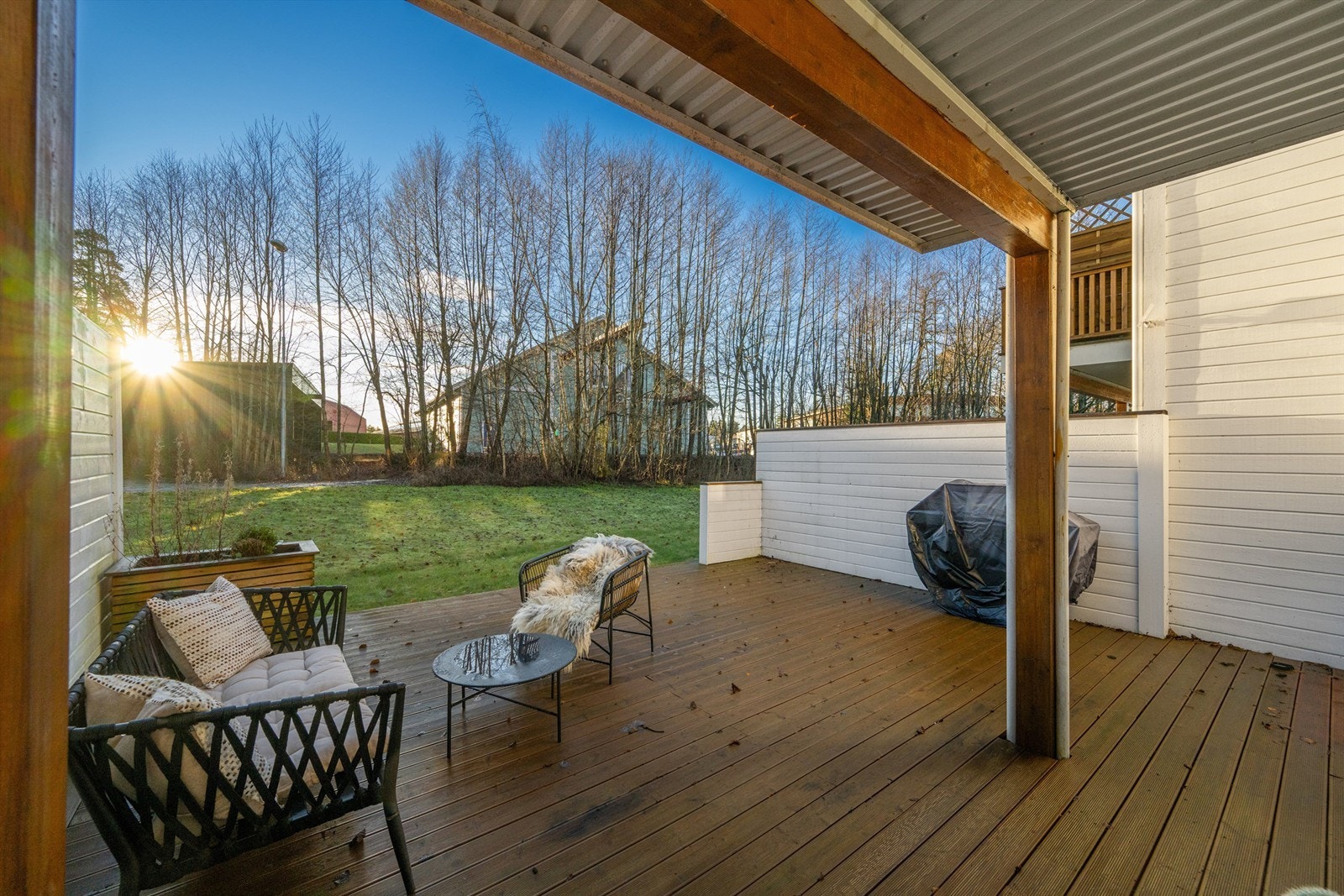 Delvis takoverbygget markterrasse med gode solforhold. Galleribilde