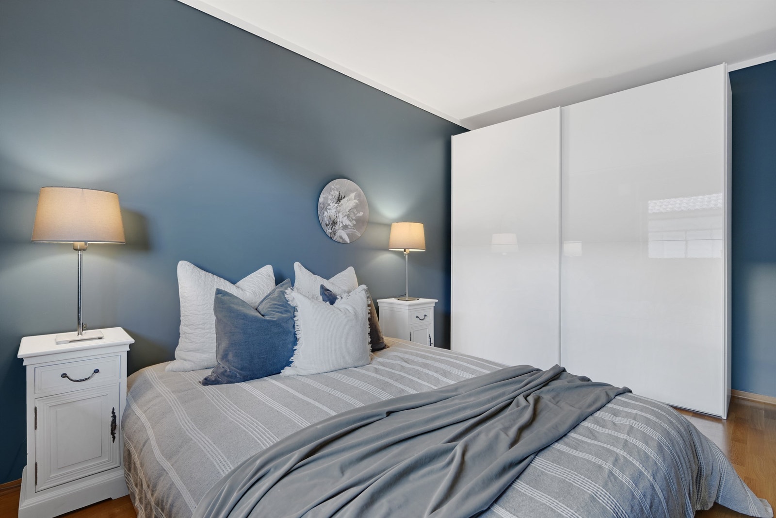 Soverommet i leiligheten er romslig med innredet garderobe og god plass til seng. Galleribilde