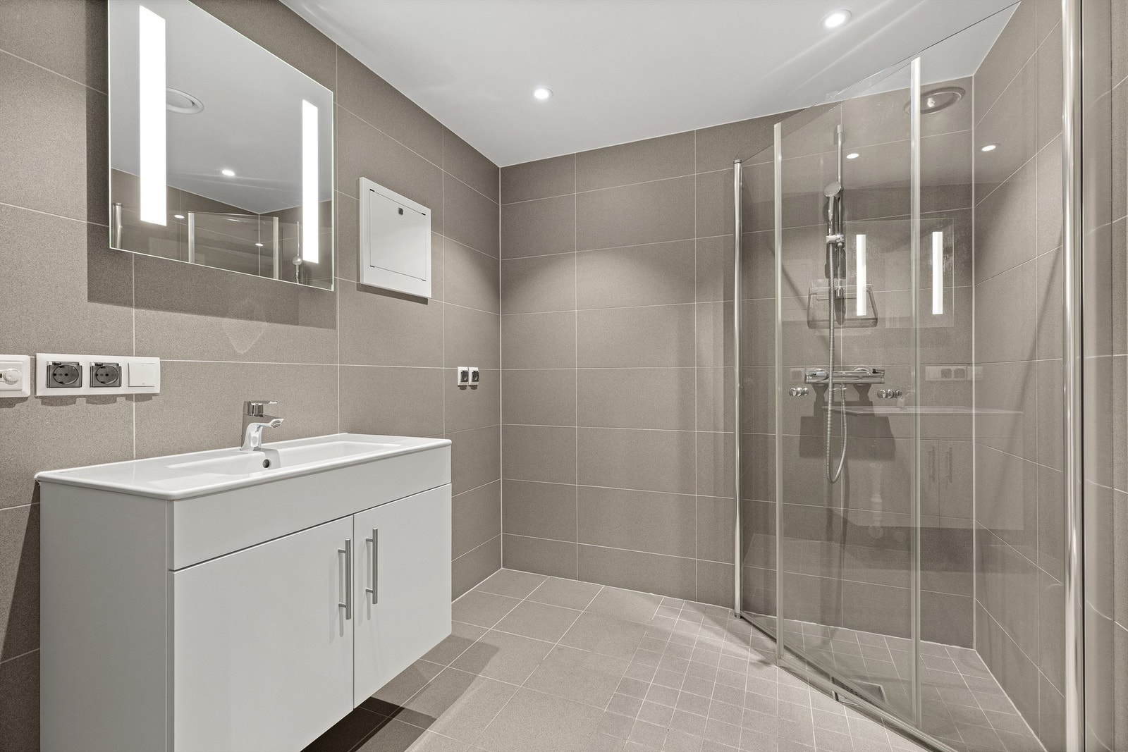 Moderne, helfliset bad fra byggeår med gulvvarme for ekstra komfort. Galleribilde